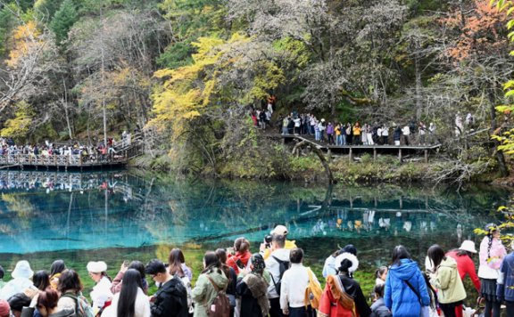 上观时评 丨秋假撞上免门票，“人挤人”有招吗