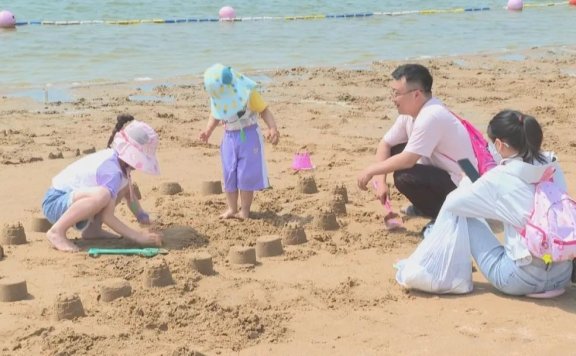 来碧海金沙过个悠闲周末，旅游日半价优惠吸引市民游客踏浪游玩丨中国旅游日