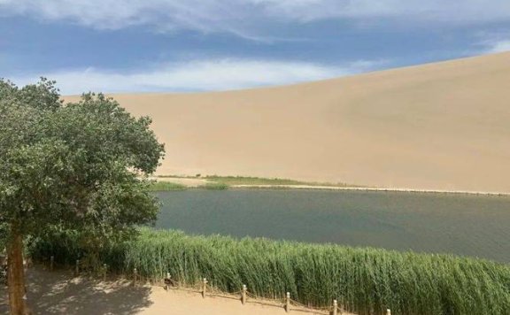 月牙丰满！中国“沙漠第一泉”迎水深水域20余年最大值