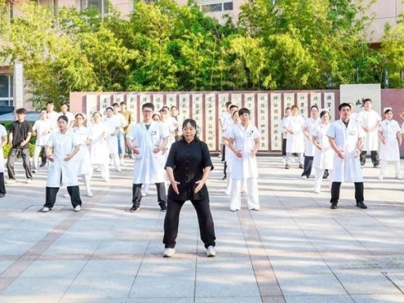 国际游客游上海除了景点 还有八段锦针灸可体验