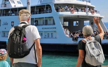 退休老人不抢鸡蛋抢起了船票 海上退休新风尚