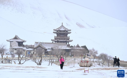 甘肃敦煌：雪润鸣沙 月泉如画