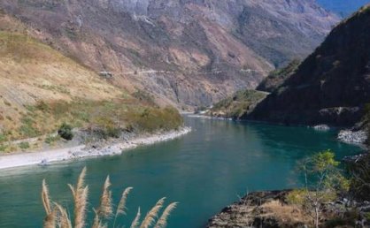 绥江的冬，金沙江畔暖阳裹着碧波，水上乐园藏着不结冰的温柔，这是南方冬日独有的鲜活