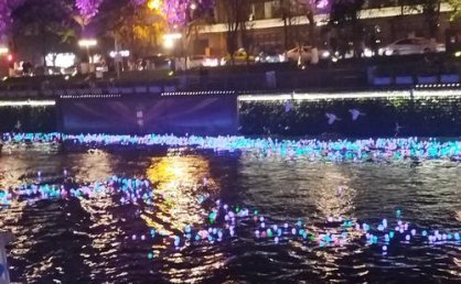 千年荣昌滨河路的冬夜，榕树影裹着灯晕，河水映着满城霓虹，晚风不寒，只揉着市井的温柔，这冬是荣昌独有的暖