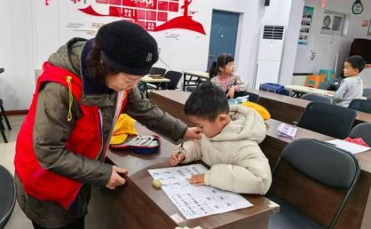 养老在北京｜接娃、陪玩、辅导作业，“共享奶奶”公益模式何以坚持数年？