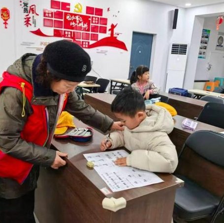 养老在北京｜接娃、陪玩、辅导作业，“共享奶奶”公益模式何以坚持数年？