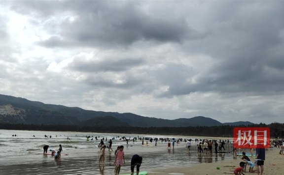 “三亚开始进入旺季了，之后酒店民宿会一天一个价”