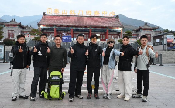 陪爬、陪玩、陪诊……陪伴生意咋这么火？