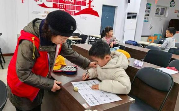 养老在北京｜接娃、陪玩、辅导作业，“共享奶奶”公益模式何以坚持数年？