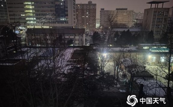北京大雾来扰能见度降低 今夜至明天上午山区将有雨夹雪或小雪