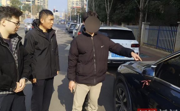 男子自驾游途中囊中羞涩，竟在凌晨张贴“小广告”赚路费