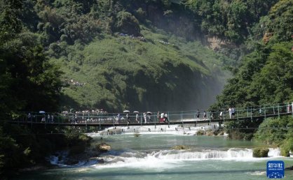 贵州黄果树瀑布：清凉避暑醉游人