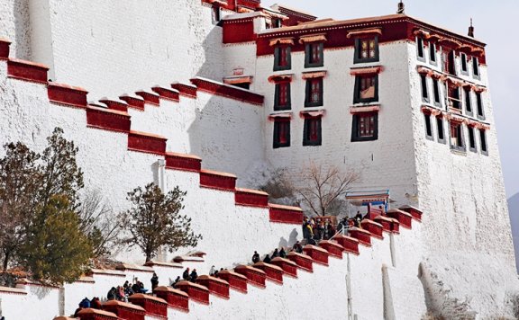 布宫建筑之美：岩壁上的史诗