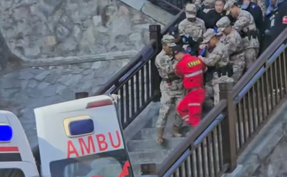 龙门石窟一游客被抬上救护车，救援人员称其因突发疾病导致，景区曾发公告称游客接近最大承载量停止售票