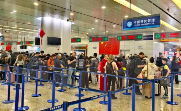 入境打卡中国年，出境奔赴短途游，上海口岸迎来“出入境双高峰”
