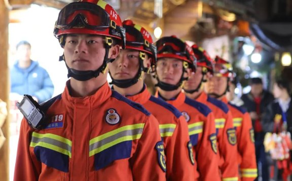 丽江古城消防的十二时辰 | 新春走基层