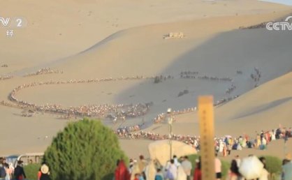 甘肃敦煌旅游景点游人如织 文旅市场火爆激发消费活力