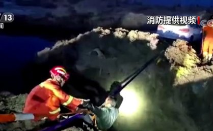 新疆自驾游被困沙漠边缘 消防前往救援