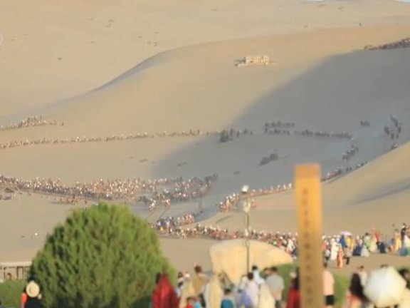 甘肃敦煌旅游景点游人如织 文旅市场火爆激发消费活力