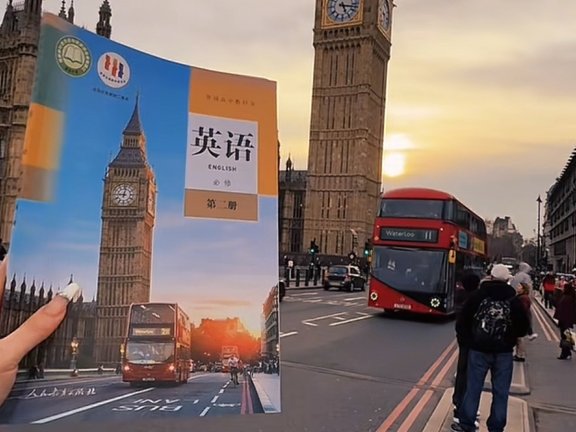 英国多处景点现中国课本,原是留学生留下的“彩蛋”,大批接力者纷纷写下寄语,还有人画符防被偷